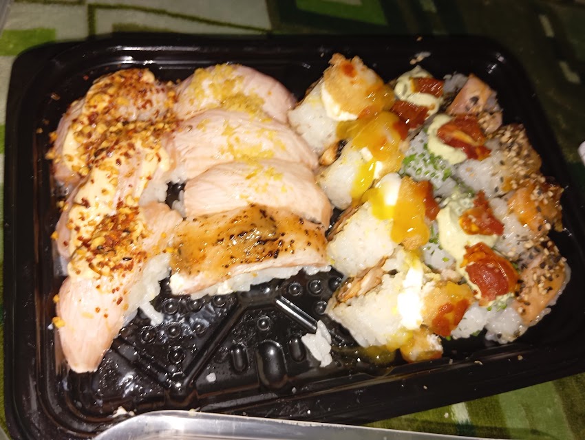 Tsunami Sushi & Woks